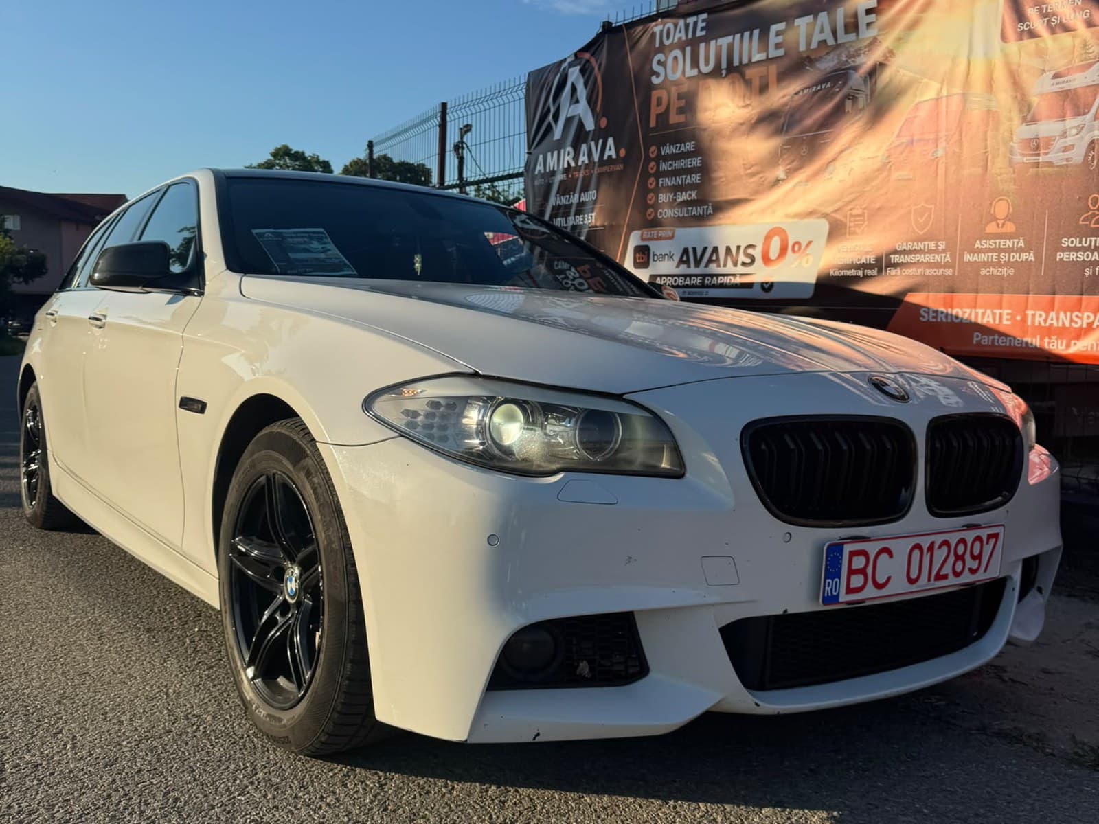 BMW Seria 5 Touring disponibil la inchiriere, fotografiat in curte