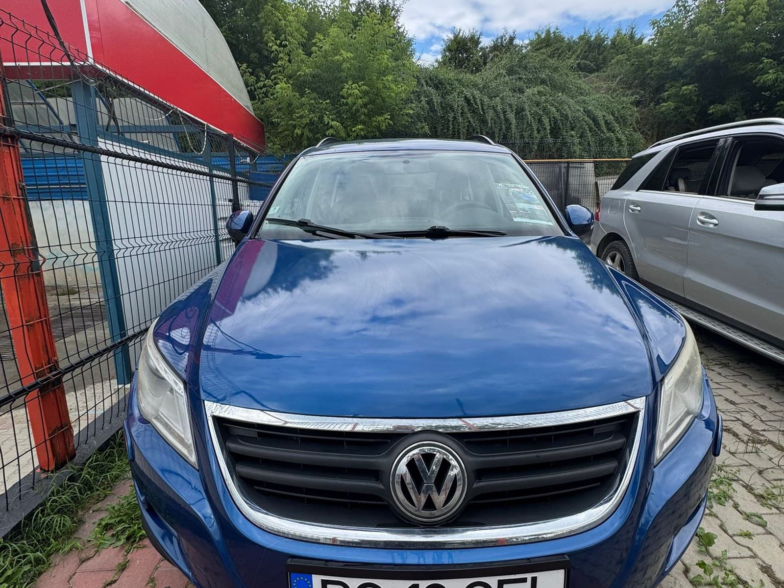 Volkswagen Tiguan din stocul Amirava, fotografiat in curte