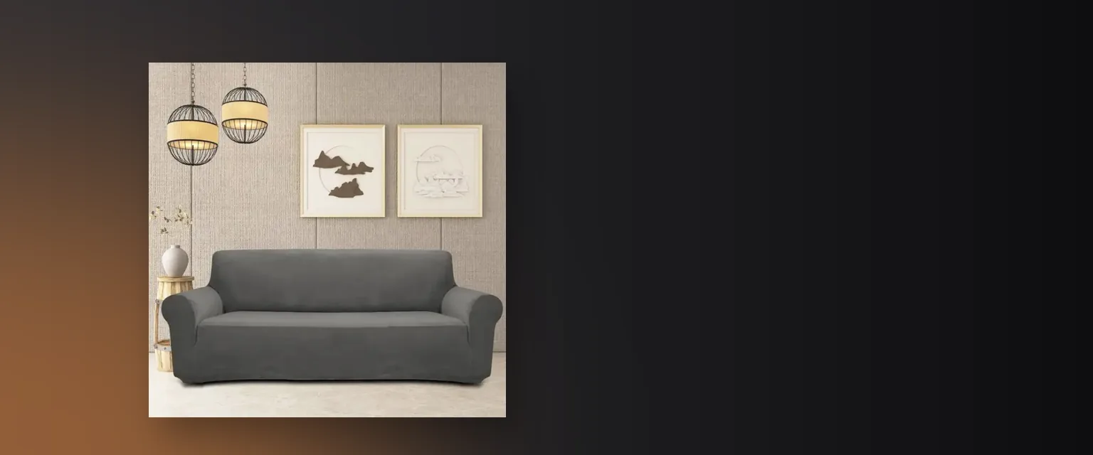 Lampa si decoratiuni intr-un living luminat cald