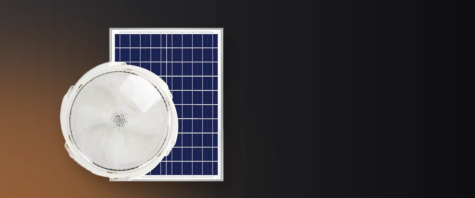 Lampa solara de gradina aprinsa la apus