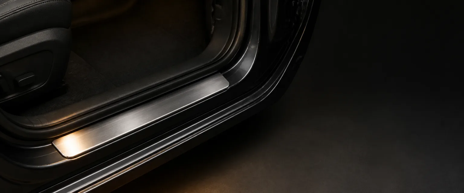 Protectie de prag din inox montata pe masina